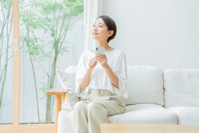 親の介護の中、少し休む女性