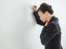 話す時、喉が詰まって声がふるえる女性
