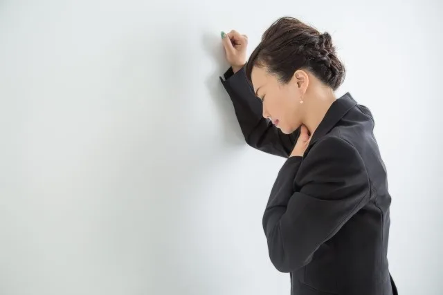 話す時、喉が詰まって声がふるえる女性