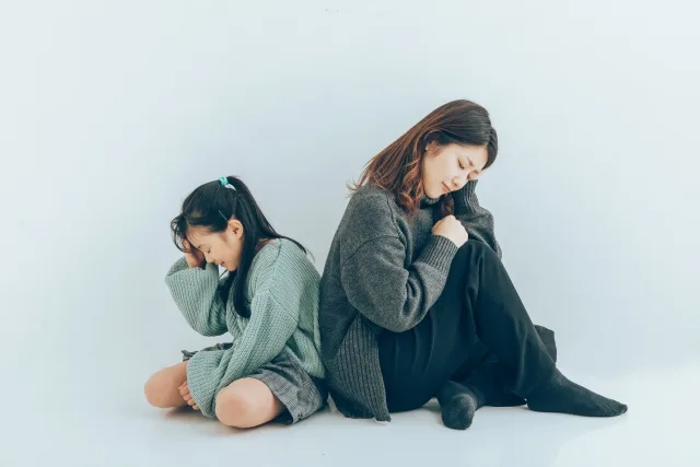 人の輪に入るのが苦手な母親と子ども