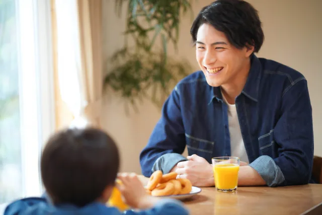 子どもの話を優しく聴いている夫