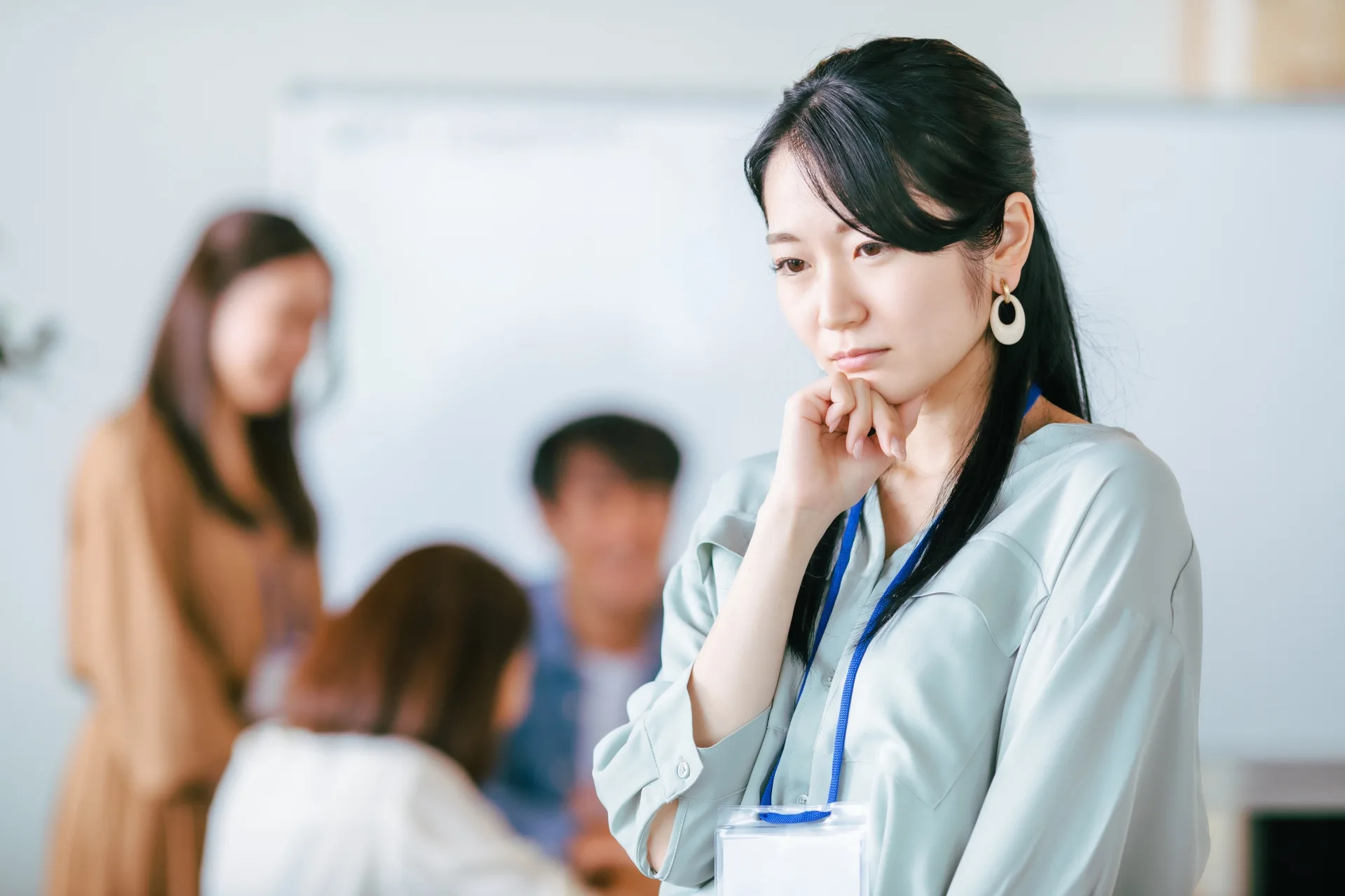 仲間に入れてもらえない女性