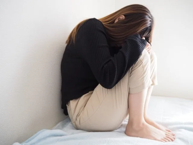 人の目を気にして落ち込む女性